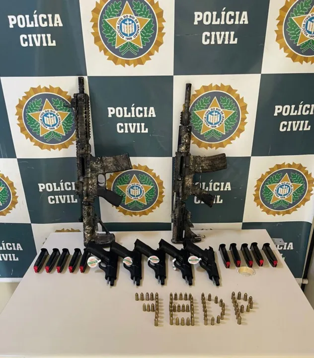 Os agentes apreenderam dois fuzis, cinco pistolas, dez carregadores para pistolas, além de munições.