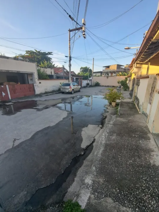 Além do vazamento, que atrapalha a passagem na rua, os moradores precisam lidar com o cheiro de esgoto