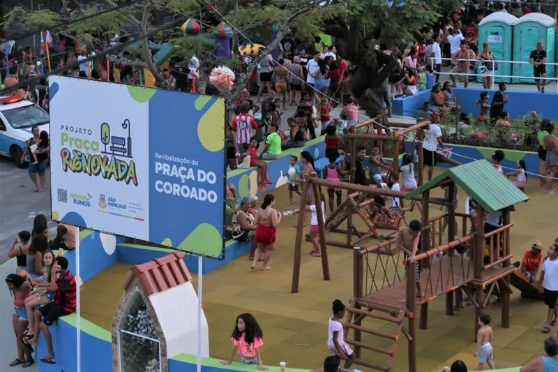 Famílias lotaram a praça para aproveitar final da tarde
