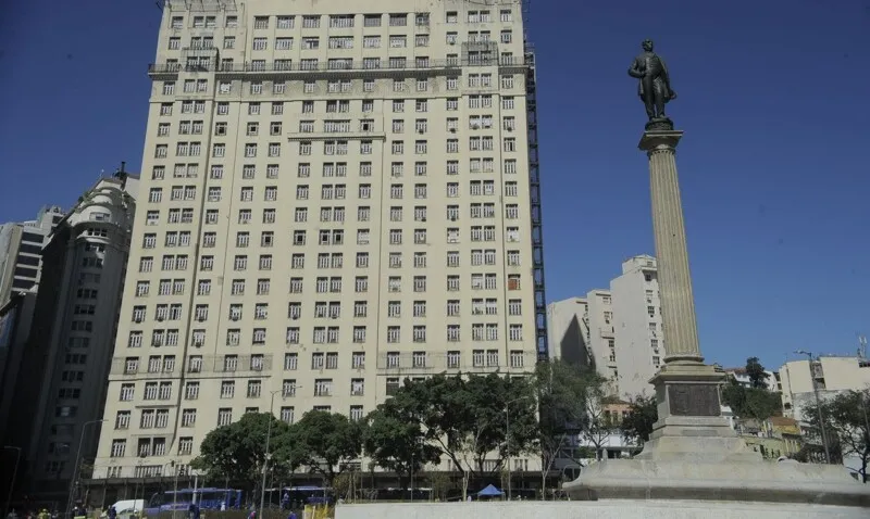 O Edifício A Noite é o primeiro arranha-céu em concreto armado do país