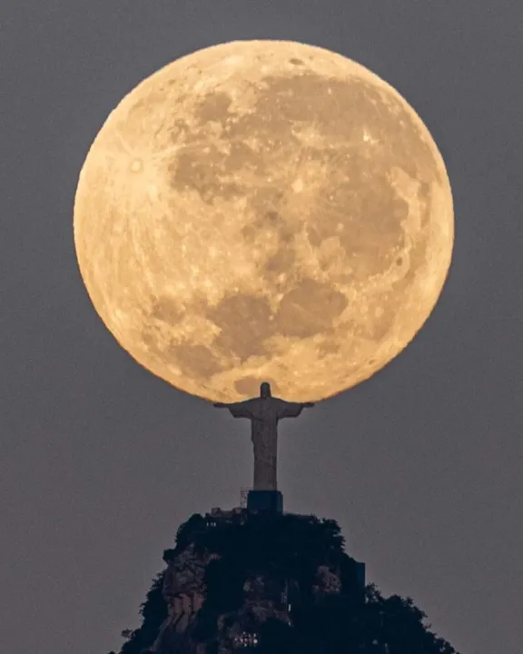 A foto foi planejada por três anos, para capturar o momento exato em que a Lua se alinharia com o Cristo Redentor