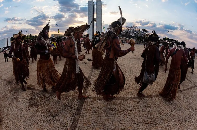 Indígenas fazem mobilização contra a aprovação do marco temporal na Praça dos Três Poderes, em 2021