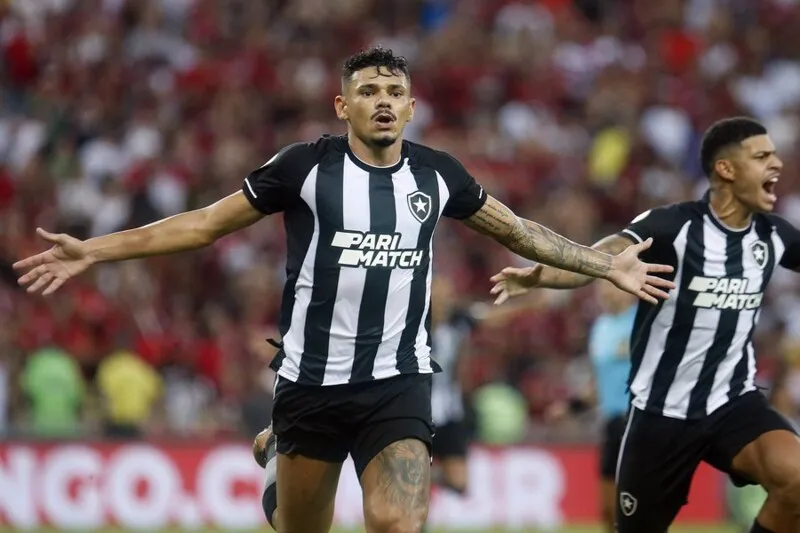 Botafogo lidera com nove pontos