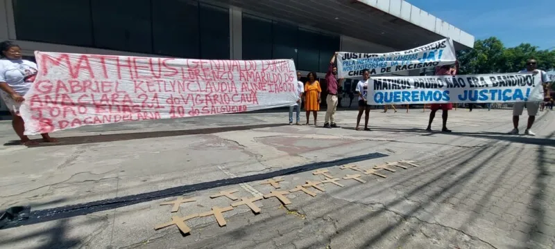 Ato foi realizado em frente à estação das barcas