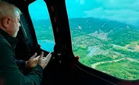 Lula foi ao local atingido pelos temporais