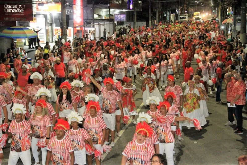 Escola de samba desfila na Série Ouro do Carnaval