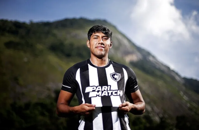 Zagueiro assinou contrato de três anos no último dia 11