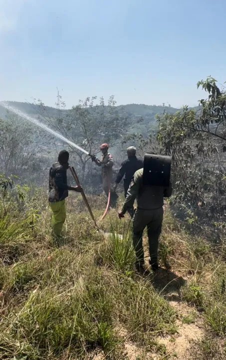 Uma combinação climática de baixíssima umidade do ar, calor intenso e ventos foram cruciais para que um pequeno foco se espalhasse de forma rápida