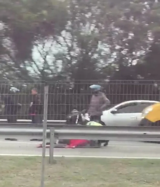 Um acidente envolvendo motociclista interditou as faixas 1 e 2 da Rodovia Niterói-Manilha, na tarde desta sexta-feira