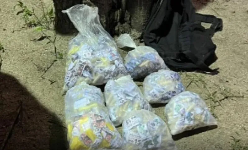 Um homem de 23 anos foi preso com 800 pinos de cocaína, em Cabo Frio, na Região dos Lagos