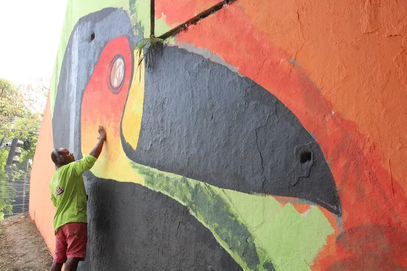 O viaduto do Alcântara, no trecho em frente à Praça Chico Mendes, está recebendo um novo colorido