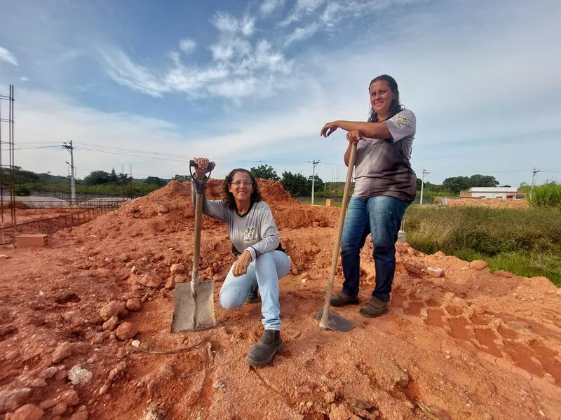 As amigas resolveram trabalhar e ajudar a população local com seus serviços, que não ficam restritos a área de obras