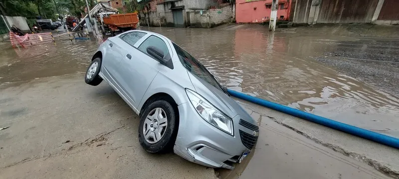 Veículo foi engolido por buraco na noite da última segunda-feira (02)