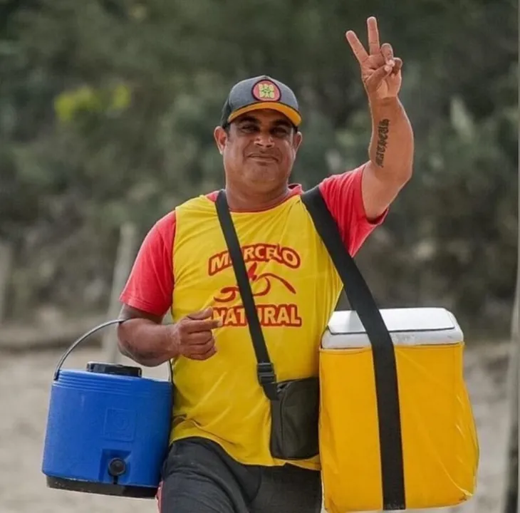 Dentinho trabalha como vendedor ambulante há 14 anos na Praia de Itacoatiara, em Niterói