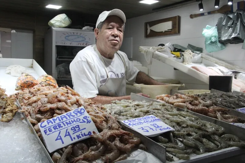 Ênio de Souza trabalha vendendo frutos do mar há 38 anos