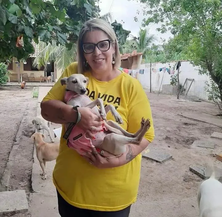 Patrícia e um dos animais resgatados por ela