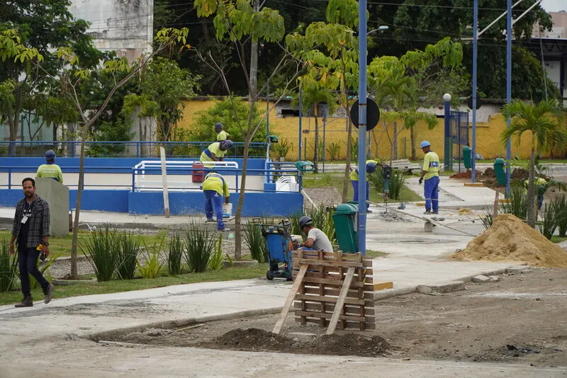 Estão sendo instalados os pisos táteis ao redor da área de lazer e na calçada que dá acesso ao Centro de Tradições Nordestinas