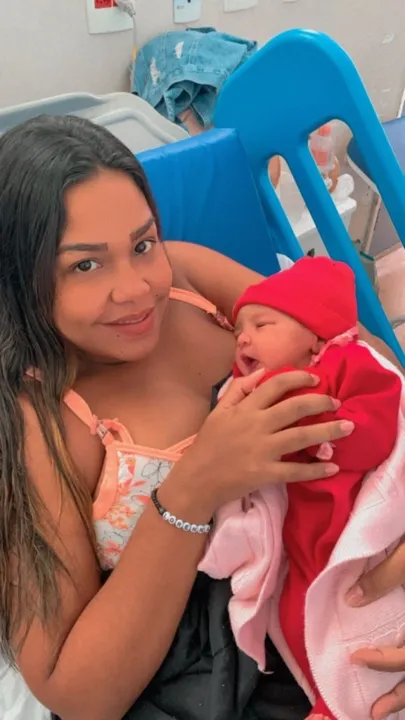 A mãe e a bebê foram levadas para a Maternidade Maria Amélia Buarque de Hollanda, no Centro do Rio