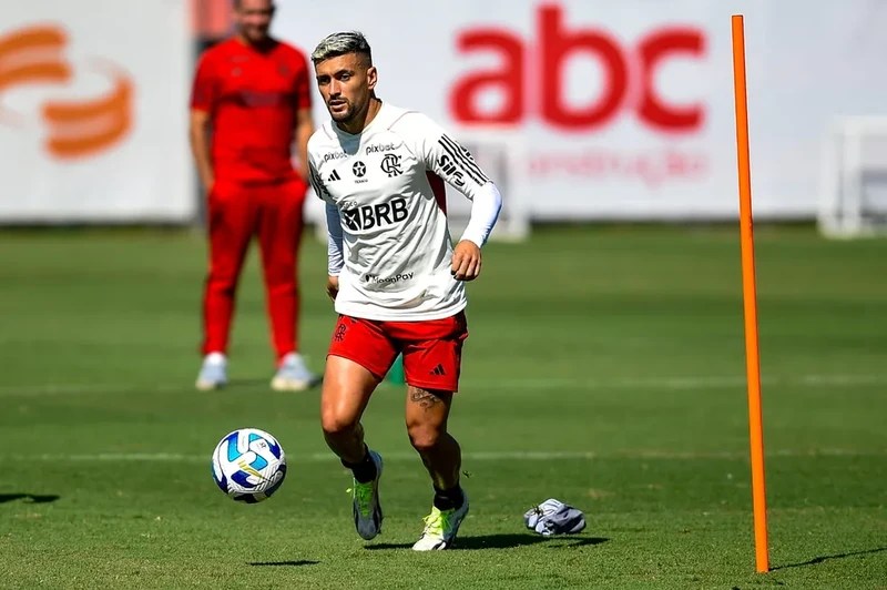 Arrascaeta no treino do Flamengo no Ninho do Urubu