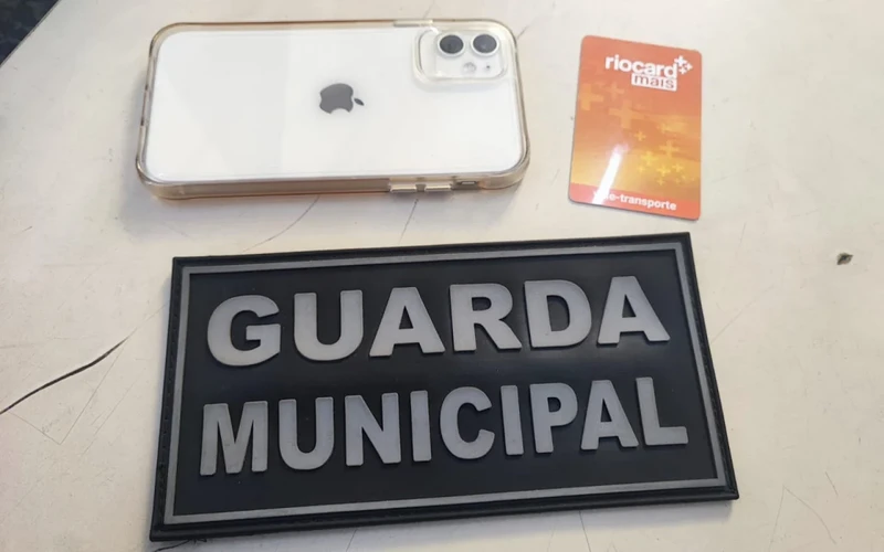 O acusado roubou o celular e o cartão Riocard da vítima