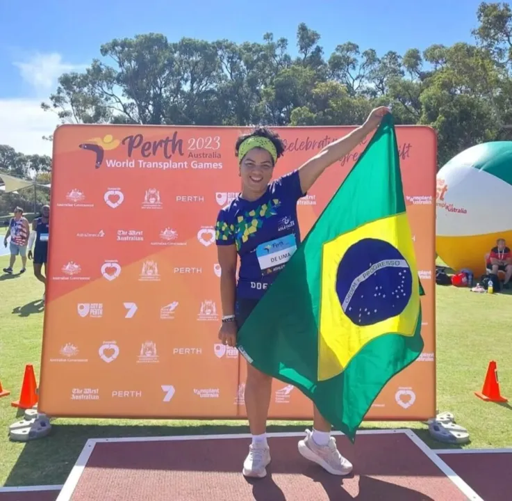 Ao lado de sete pessoas, Luciane representou a Liga de Atletas Transplantados, que adota o esporte como filosofia de vida e promove a causa da doação de órgãos