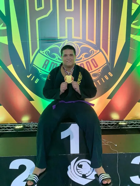 Jovem com uma das suas três medalhas conquistadas na competição