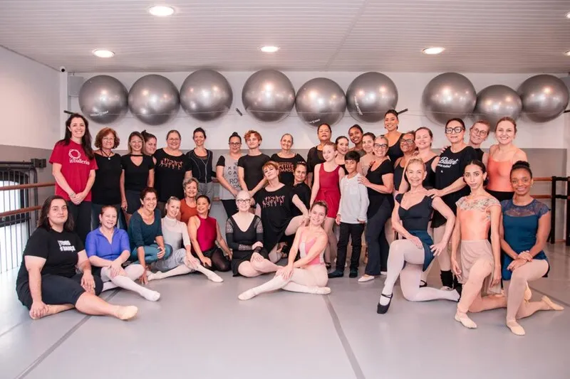 Todos os meses, diversos alunos se reúnem em um aulão de ballet solidário, que circula por escolas de dança cariocas