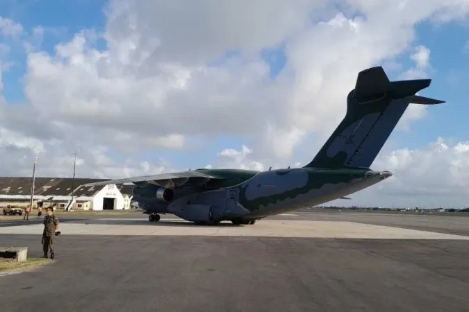 Sétimo avião da Operação Voltando em Paz