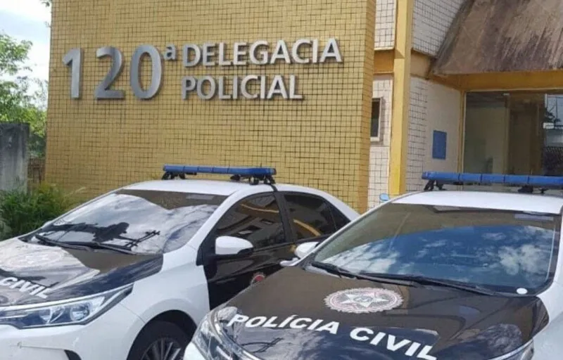 Policiais civis da 120ª DP (Silva Jardim) prenderam um homem de 71 anos, acusado de abusar sexualmente da própria neta