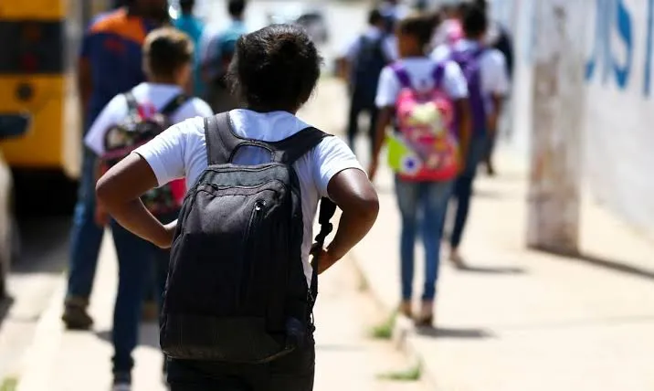 Peso das mochilas não deve ultrapassar em mais de 10% o peso da criança