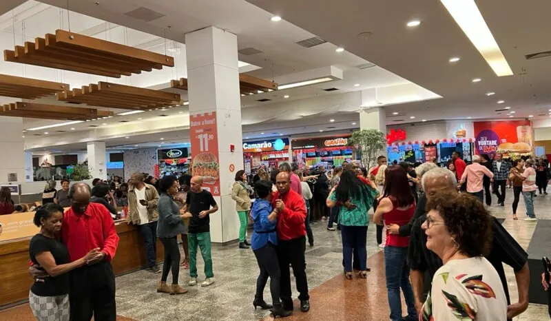 A festa é comandada pela promotora Helô Reis, conhecida por realizar bailes com muita diversão