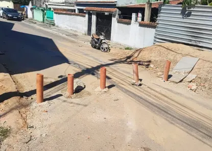 Caminhões de coleta de lixo e ambulâncias já tiveram seu tráfego impedido na via por barricadas