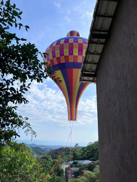 Balão é apreendido na região oceânica de Niterói