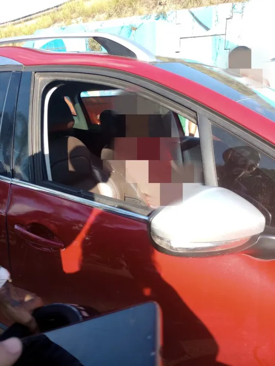 Criminosos que efetuaram diversos disparos na ‘coluna’ no carro, na altura da cabeça do rapaz.