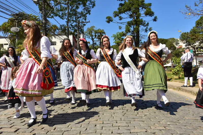 Os desfiles folclóricos acontecem no primeiro e último domingo da festa