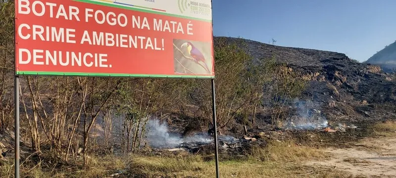 Bombeiros combateram fogo que atingiu área reflorestada recentemente no bairro Água Mineral, em São Gonçalo
