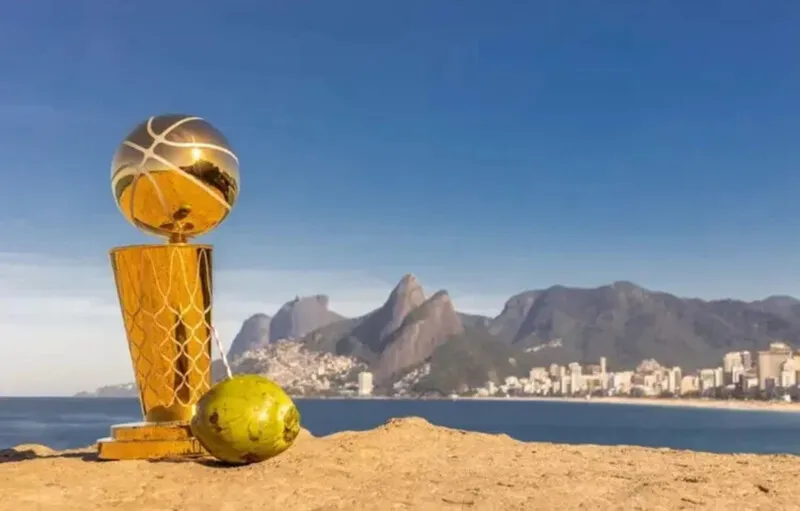 A réplica do troféu Larry O’Brien passou pelo Rio de Janeiro, com direito a Cristo Redentor iluminado de vermelho e azul, cores do campeonato