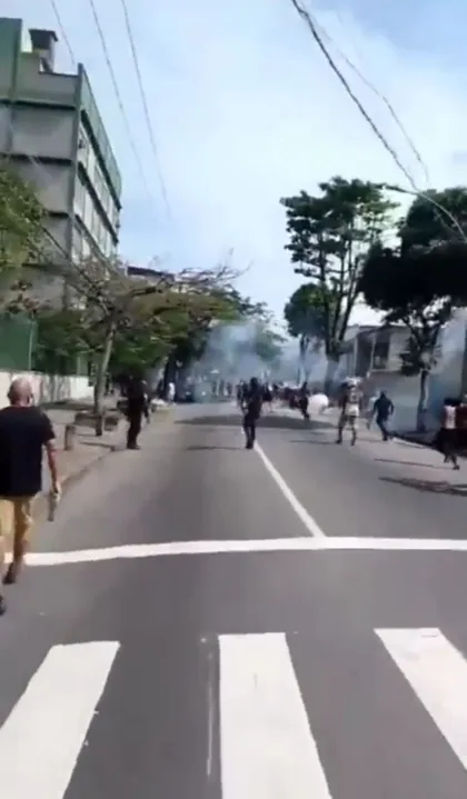 O confronto resultou em doze prisões e três feridos