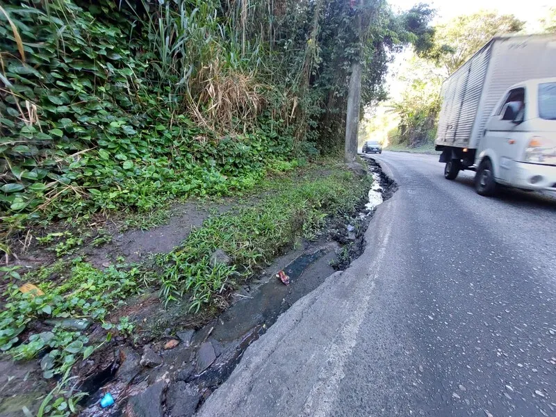 Buraco na Rodovia Prefeito João Sampaio