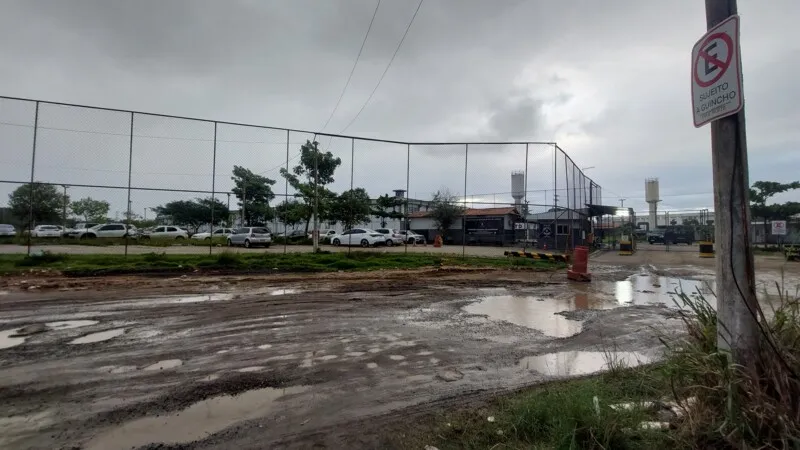 Trânsito de caminhões com carga pesada teria piorado situação da via