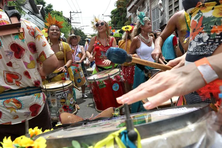 Bloco Céu na Terra desfila pelas ruas do bairro de Santa Teresa