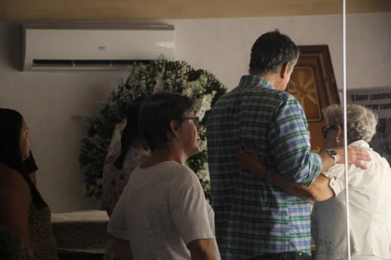 Amigos e familiares se despediram de Antônio no Cemitério Parque da Colina