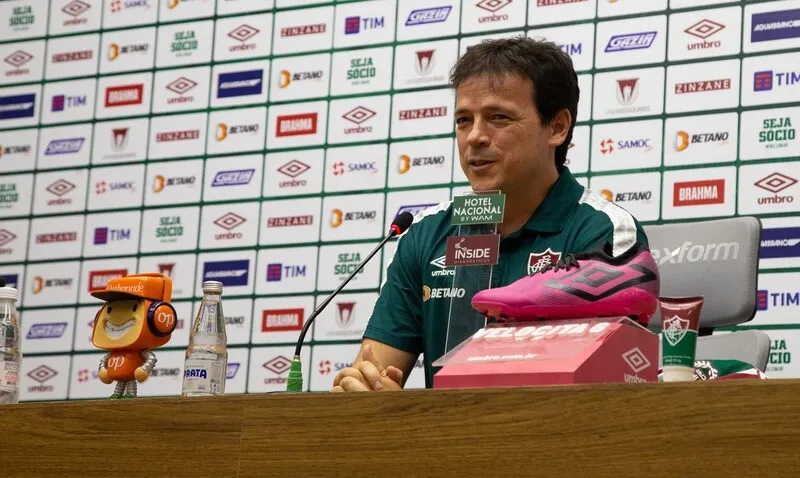 O combinado nas negociações é que Fernando Diniz concilie o trabalho com o Fluminense e se apresente nas datas Fifa para comandar a Seleção