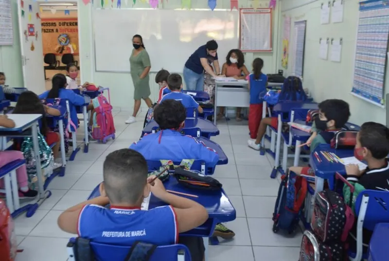 A Secretaria de Educação preparou kits de material escolar que são entregues no ato da matrícula