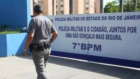 Uma pistola foi apreendida