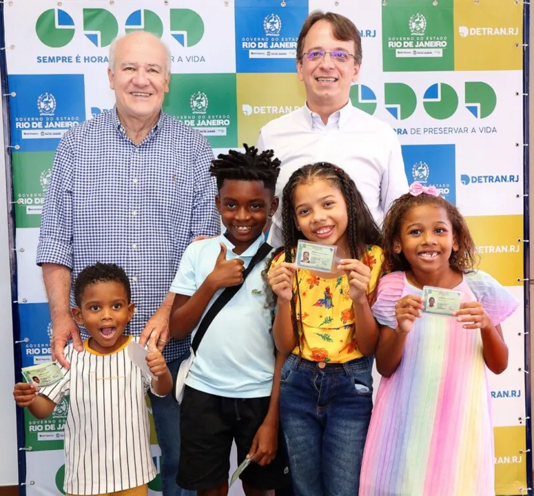 Az carteiras foram entregues para Pietro, de 9 anos, Sophia, de 10 anos, Stella, de 7 anos e Arthur, de 3 anos, na sede do Detran