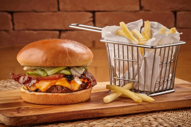 No Coco Bambu, a sugestão é comemorar o Dia do Hambúrguer com o cheeseburger com fritas