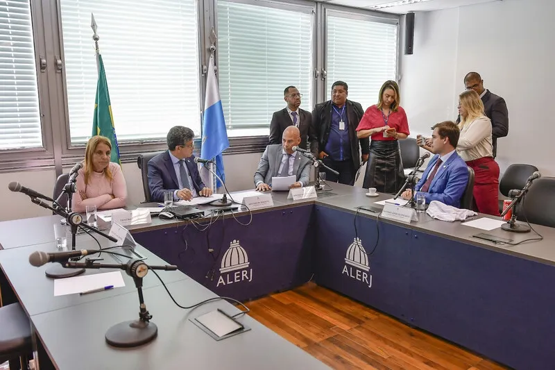 O deputado Flavio Serafini destacou a grande quantidade de embarcações que estão abandonadas na Baía Guanabara