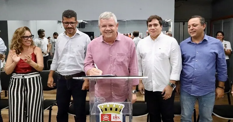 A OSG, na última segunda (10/07), o advogado do Prefeito, Rodrigo Mascarenhas, informou que considera descabida a ação do MP e que Axel já tomou medidas para reestruturar a Emusa