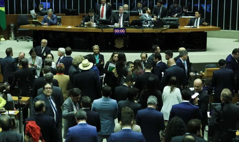 Os deputados federais aprovaram o texto-base elaborado pelo deputado Isnaldo Bulhões Jr. (MDB-AL), relator na comissão mista que analisou a MP